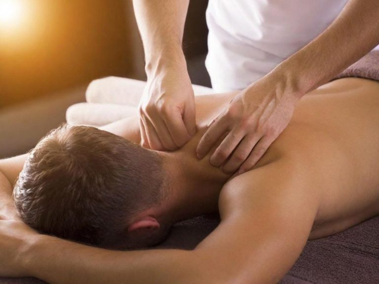 Eine Pperson erhält eine Massage im Rückenbereich.