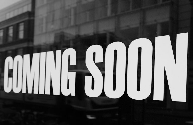 Weißer Text "COMING SOON" auf schwarzem Hintergrund.